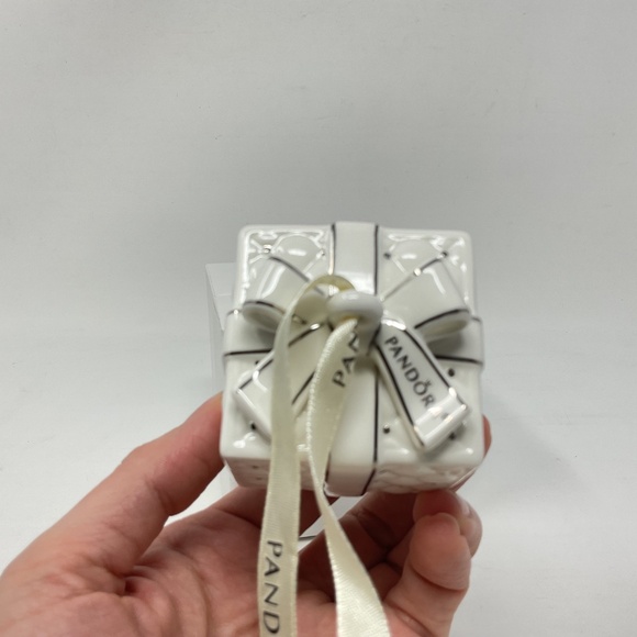 Pandora 2016 Quilted Gift Box Christmas Ornament with Storage Box & inner pouch - Picture 7 of 8